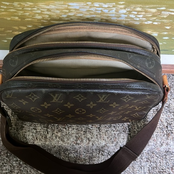 Louis Vuitton Monogram Reporter Bag in good used condition.L10.5”xH8”xD4.5” - Picture 6 of 11